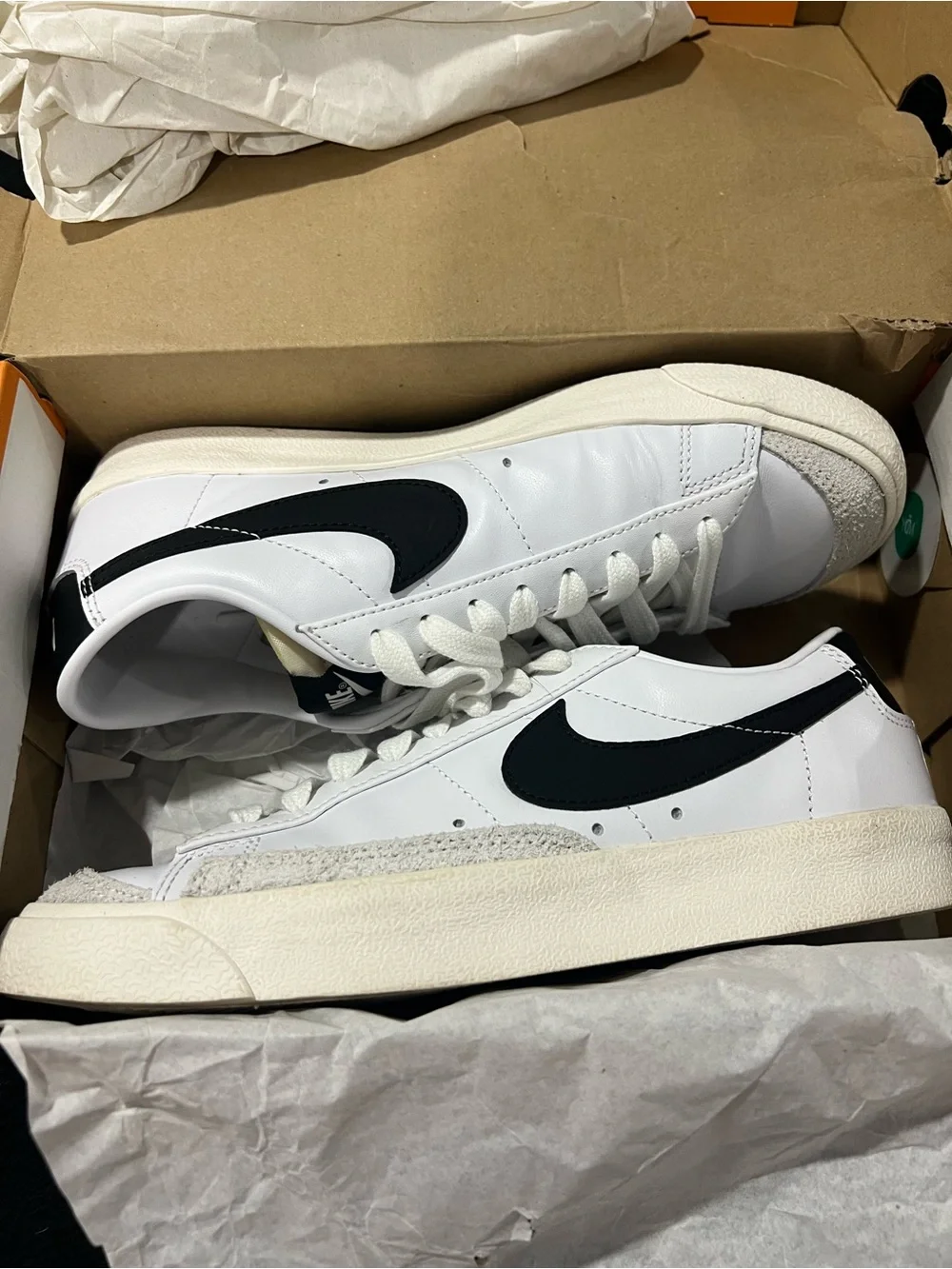 Nike WOMENS White & Black Low-Top Sneakers size 8